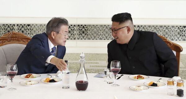 Presidente da Coreia do Sul, Moon Jae-in (à esquerda), conversando com o líder norte-coreano Kim Jong-un (à direita) no restaurante Okryu-Gwan, na capital norte-coreana de Pyongyang - Sputnik Brasil