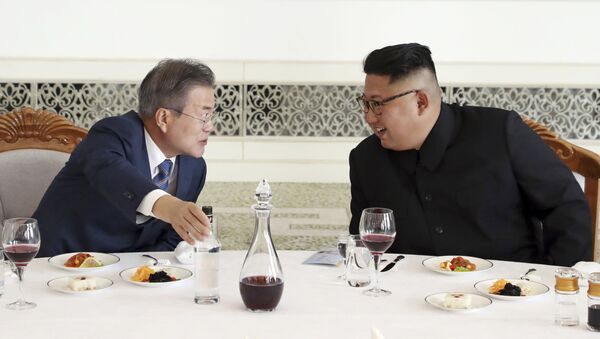 Presidente da Coreia do Sul, Moon Jae-in (à esquerda), conversando com o líder norte-coreano Kim Jong-un (à direita) no restaurante Okryu-Gwan, na capital norte-coreana de Pyongyang - Sputnik Brasil
