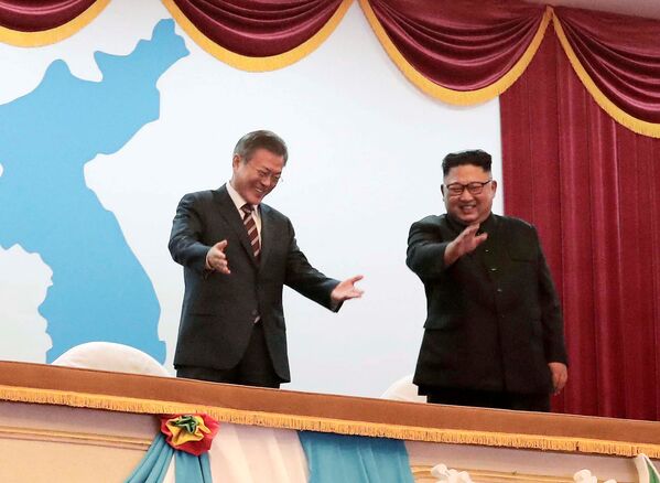 Presidente da Coreia do Sul, Moon Jae-in (esquerda) e líder norte-coreano Kim Jong-un (direita) no Grande Teatro de Pyongyang (Coreia do Norte) - Sputnik Brasil