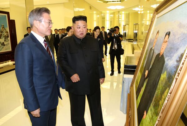 Presidentes sul-coreano Moon Jae-in e norte-coreano, Kim Jong-un, chegam ao banquete em Pyongyang, na Coreia do Norte, em 18 de setembro de 2018 - Sputnik Brasil