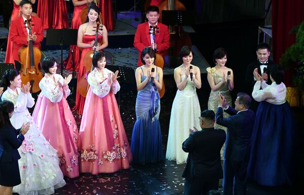 Líderes da Coreia do Norte e do Sul, Kim Jong-un e Moon Jae-in, aplaudem para cantores e músicos no Grande Teatro de Pyongyang, na Coreia do Norte - Sputnik Brasil