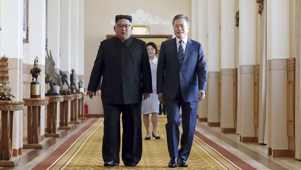 Presidente norte-coreano Kim Jong-un (esquerda) e líder sul-coreano Moon Jae-in (direita) andam juntos para assinar acordo conjunto, na capital norte-coreana de Pyongyang - Sputnik Brasil