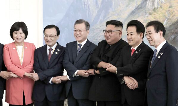 Presidentes sul-coreano Moon Jae-in (no centro à esquerda) e norte-coreano, Kim Jong-un (no centro à direita), posam para foto com delegação em Pyongyang, na Coreia do Norte - Sputnik Brasil