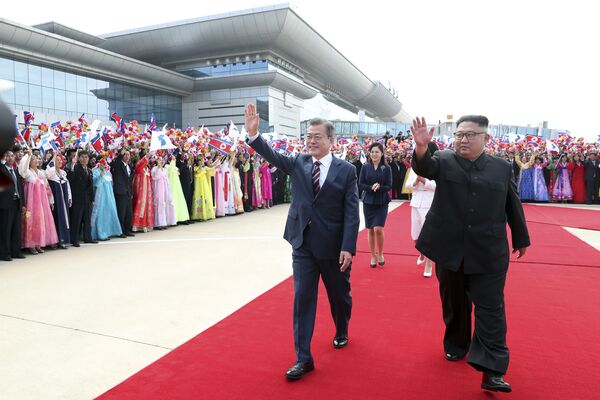 Presidente sul-coreano Moon Jae-in e líder norte-coreano, Kim Jong-un, durante cerimônia de boas-vindas no Aeroporto Internacional Sunn em Pyongyang, na Coreia do Norte - Sputnik Brasil