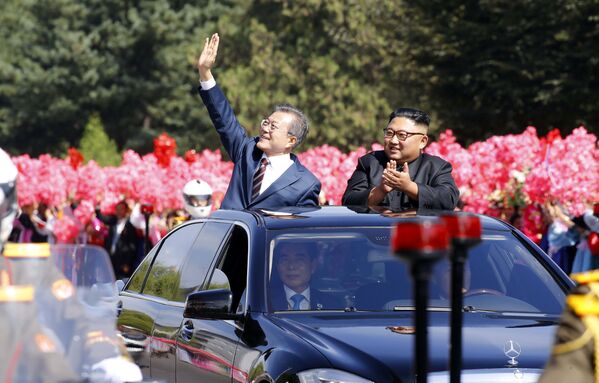 Presidente sul-coreano Moon Jae-in e líder norte-coreano Kim Jong-un acenando dentro de um carro em Pyongyang, Coreia do Norte, em 18 de setembro de 2018 - Sputnik Brasil