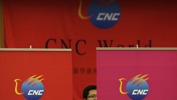 Um funcionário chinês da China Xinhua News Network Corp. (CNC) capturado durante uma conferência de imprensa sobre o lançamento de seu canal de televisão global, em língua inglesa (arquivo) - Sputnik Brasil