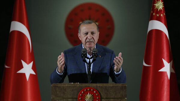 Turkey's President Recep Tayyip Erdogan speaks during an Iftar, the evening meal breaking the Ramadan fast, at his palace in Ankara, Turkey, Saturday, May 19, 2018 - Sputnik Brasil