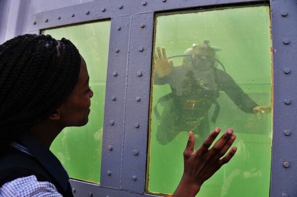 Visitante no estande de demonstração de equipamentos de mergulho na base da Força Aérea africana em Pretória - Sputnik Brasil