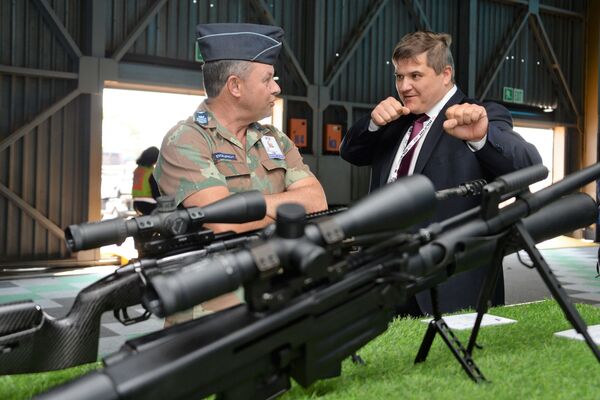 Visitantes na exposição de armamentos Kalashnikov na Conferência Internacional e exposição de armamentos e equipamentos militares na base da Força Aérea africana em Pretória - Sputnik Brasil