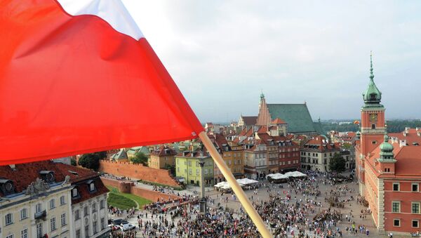 Bandeira nacional polonesa sobre a Praça Zamkowy. - Sputnik Brasil