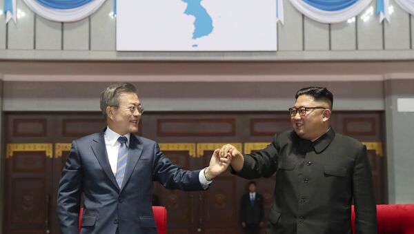 Encontro do presidente sul-coreano, Moon Jae-in, com o líder da Coreia do Norte, Kim Jong un, em Pyongyang, em 19 de setembro de 2018 - Sputnik Brasil
