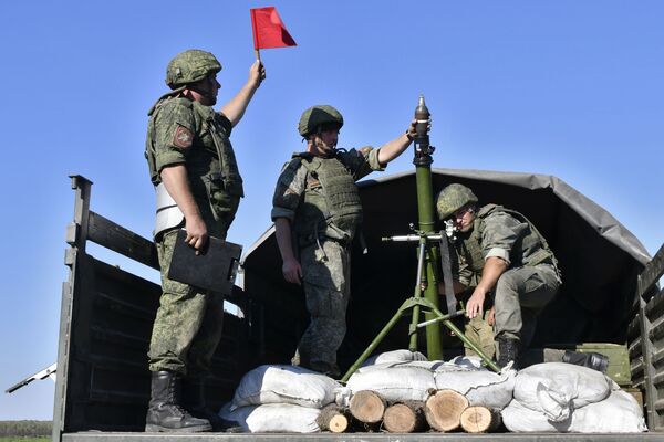 Militares em caminhão com morteiro de 82 mm durante exercício da artilharia tática no campo de treinamento de Molkino, em Krasnodar - Sputnik Brasil