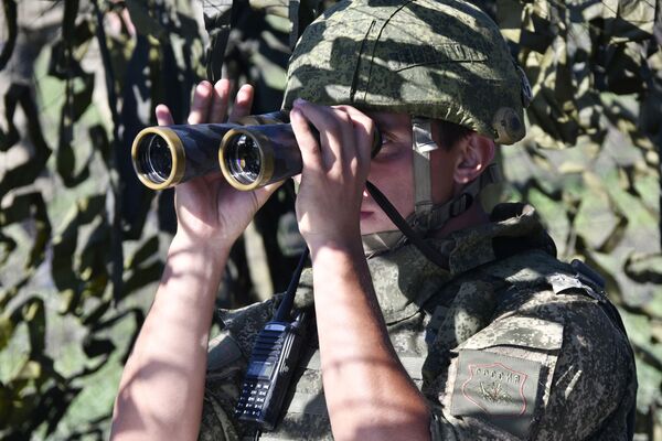 Militar em posição de observação durante exercício da artilharia tática no campo de treinamento de Molkino, em Krasnodar - Sputnik Brasil