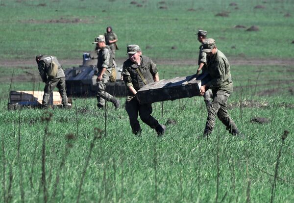 Militares durante exercício da artilharia tática no campo de treinamento de Molkino, em Krasnodar - Sputnik Brasil