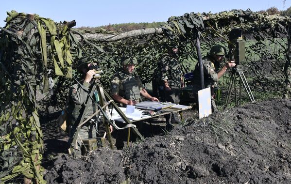 Militares em posição de observação durante exercício da artilharia tática no campo de treinamento de Molkino, em Krasnodar - Sputnik Brasil
