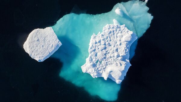 Iceberg flutua em um fiorde (golfo encurvado e profundo que se situa entre montanhas muito altas e íngremes) perto da cidade de Tasiilaq, no sudeste da Groenlândia, em 19 de junho de 2018 - Sputnik Brasil