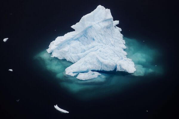 Iceberg flutuando na água perto de Tasiilaq, cidade localizada no sudeste da Groenlândia, em 24 de junho de 2018 - Sputnik Brasil