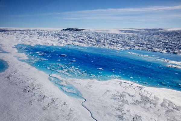 Resultado do derretimento do gelo é visto no topo da geleira Helheim, na cidade de Tasiilaq (Groenlândia), em 19 de junho de 2018 - Sputnik Brasil