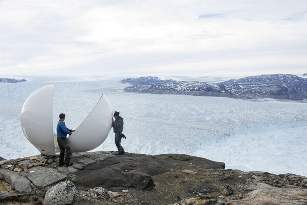 Participantes da expedição trabalham para montar radar em campo científico ao lado da geleira Helheim, perto de Tasiilaq (Groenlândia), em 20 de junho de 2018 - Sputnik Brasil