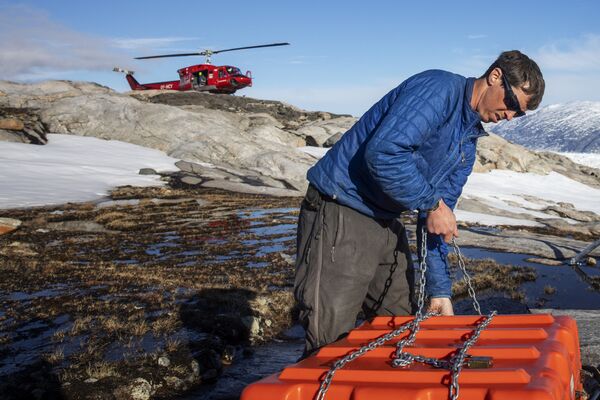 Funcionário montando equipamento para inspeção enquanto trabalha em campo científico na geleira da Groenlândia, em 22 de junho de 2018 - Sputnik Brasil