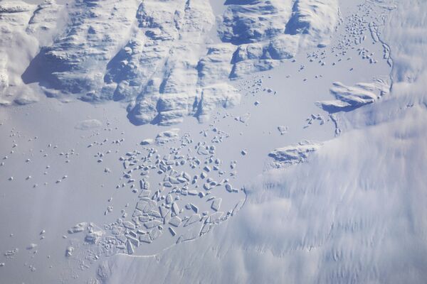 Imagem aérea da geleira, localizada acima da costa leste da Groenlândia, vista durante voo de missão da NASA, em 13 de março de 2018 - Sputnik Brasil