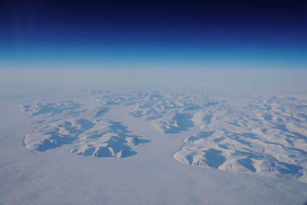 Vista aérea da geleira acima da costa leste da Groenlândia, observada durante missão da NASA, em 13 de março de 2018 - Sputnik Brasil