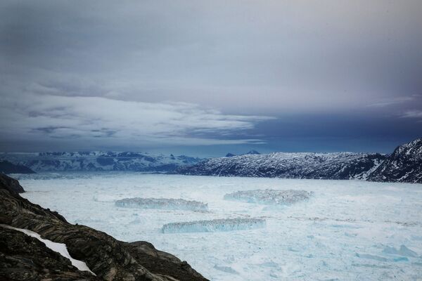 Icebergs tabulares flutuam no fiorde após grande derretimento, perto da geleira Helheim (Groenlândia) - Sputnik Brasil