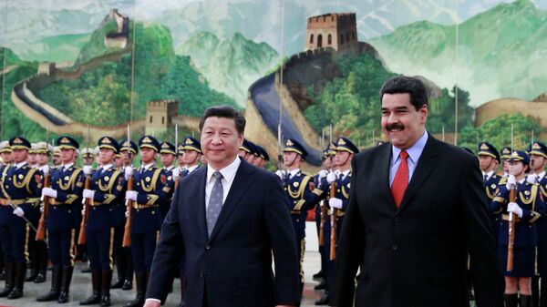 O presidente chinês Xi Jinping com o presidente da Venezuela Nicolás Maduro durante a visita do último à China - Sputnik Brasil