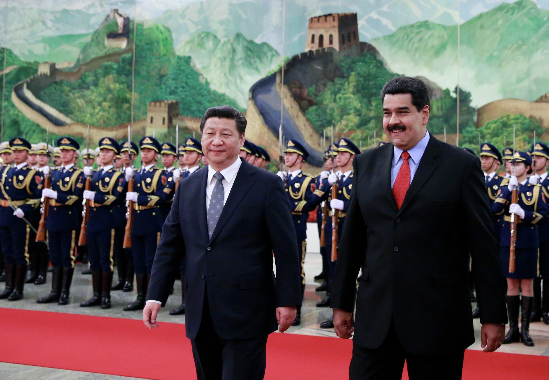 O presidente chinês, Xi Jinping, com o presidente da Venezuela, Nicolás Maduro, durante a visita do último à China - Sputnik Brasil, 1920, 28.12.2022