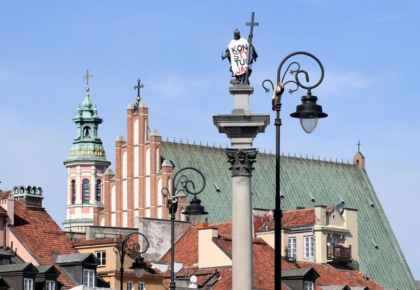 Monumento a Sigismundo III Vasa da Polônia em Varsóvia, coberta com pano e inscrição Constituição pelos oponentes da reforma judicial no país - Sputnik Brasil