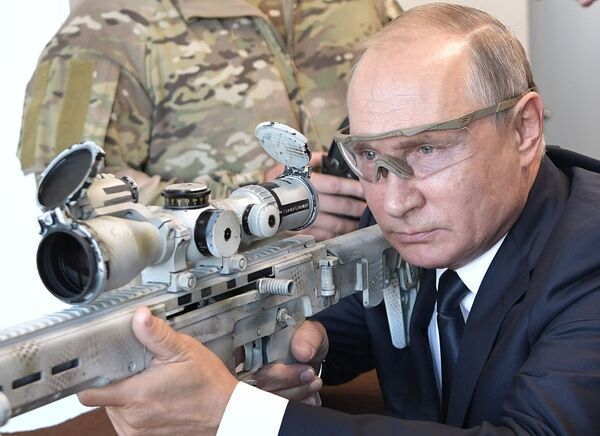 Presidente russo, Vladimir Putin, dispara uma arma Kalashnikov durante uma visita ao centro do consórcio homônimo no parque Patriot, nos arredores de Moscou - Sputnik Brasil