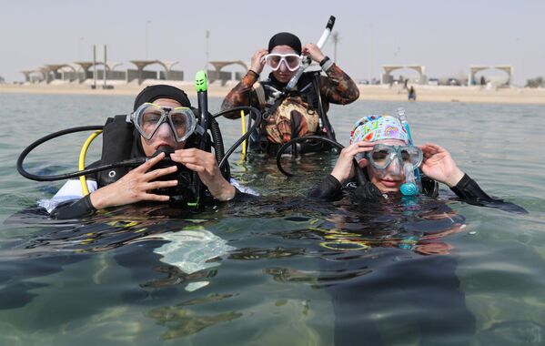Mergulhadoras sauditas se preparam para descer às profundezas marítimas em Dhahran, na Arábia Saudita - Sputnik Brasil