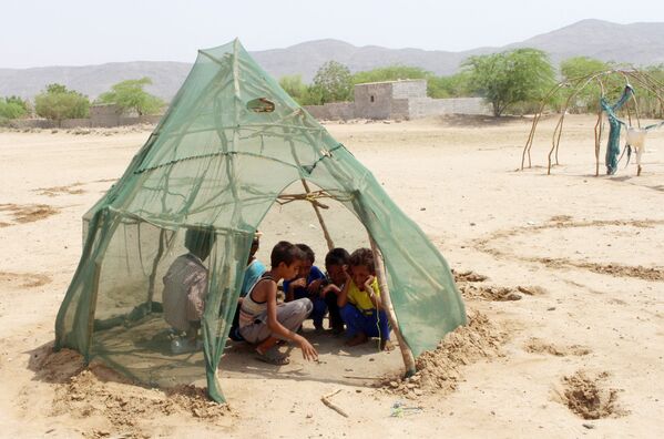 Crianças deslocadas brincam em um campo de refugiados no Iêmen - Sputnik Brasil