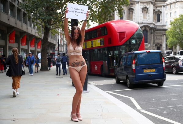 Mulher protesta contra uso de artigos de pele natural durante a semana da moda em Londres - Sputnik Brasil