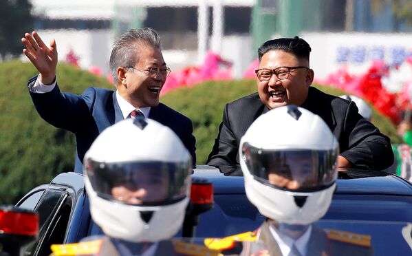 Presidente sul-coreano, Moon Jae-in, e seu homólogo Kim Jong-un, em Pyongyang - Sputnik Brasil