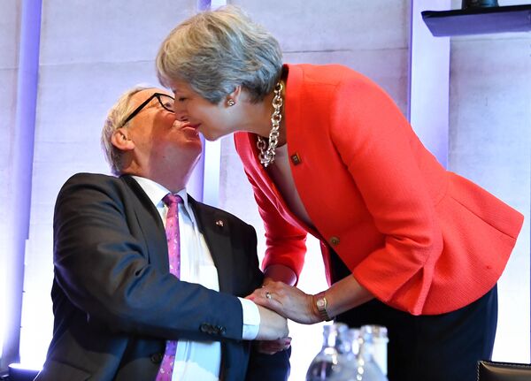Presidente da Comissão Europeia, Jean-Claude Juncker, saúda a premiê britânica, Theresa May, antes do início de uma sessão informal da UE na Áustria - Sputnik Brasil