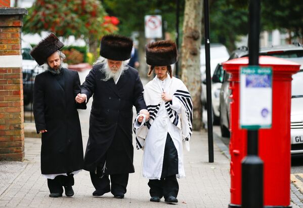 Judeus ortodoxos durante a festa de Yom Kippur, na cidade de Londres - Sputnik Brasil