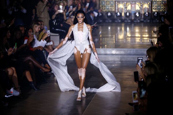 Modelo com doença cutânea vitiligo apresenta uma coleção de roupa do designer Julien Macdonald durante a Semana de Moda Feminina em Londres - Sputnik Brasil