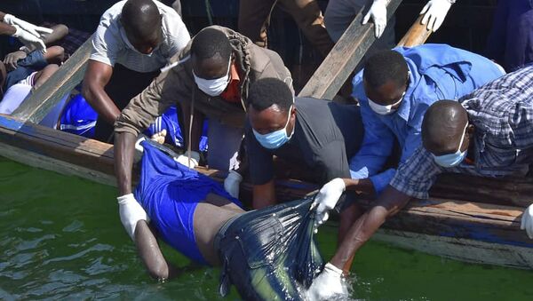 Equipes de resgate recuperam um corpo nas águas do Lago Victoria, na Tanzânia, após acidente com embarcação que deixou quase 200 mortos. - Sputnik Brasil