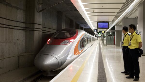 Novo trem bala ligando Hong Kong à China aguarda na estação da Kowloon, em Hong Kong. - Sputnik Brasil