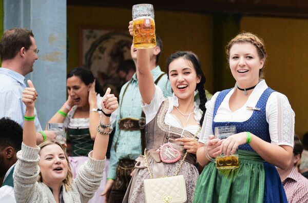 Moças participam da cerimônia de abertura do festival de cerveja Oktoberfest, em Munique, na Alemanha, em 22 de setembro de 2018 - Sputnik Brasil