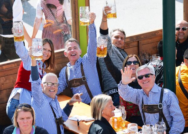Visitantes posam para foto durante a cerimônia de abertura do festival de cerveja Oktoberfest, em Munique, na Alemanha, em 22 de setembro de 2018 - Sputnik Brasil