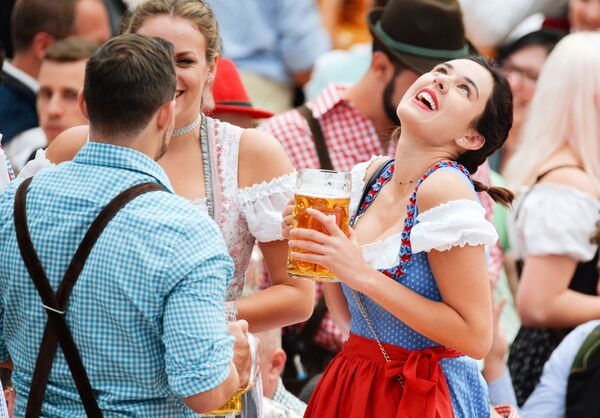Visitantes da cerimônia de abertura do festival de cerveja Oktoberfest, em Munique, na Alemanha, em 22 de setembro de 2018 - Sputnik Brasil
