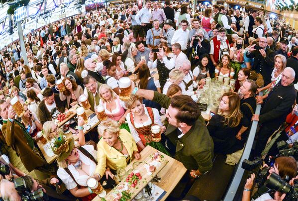 Visitantes participam da cerimônia de abertura do festival de cerveja Oktoberfest, em Munique, na Alemanha, em 22 de setembro de 2018 - Sputnik Brasil
