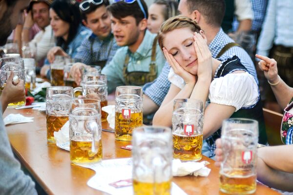 Visitantes na cerimônia de abertura do festival de cerveja Oktoberfest, em Munique, na Alemanha, em 22 de setembro de 2018 - Sputnik Brasil