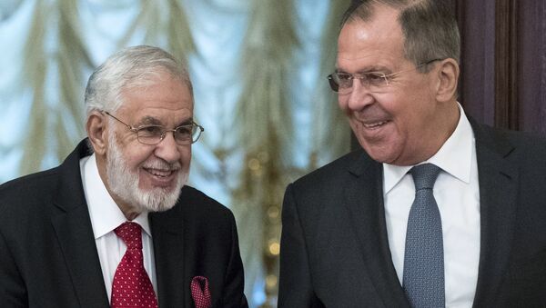 O ministro da Relações Exteriores da Rússia, Sergei Lavrov (à direita) ao lado do chanceler da Líbia, Mohamed Taha Siala, durante encontro realizado em Moscou em dezembro de 2017. - Sputnik Brasil