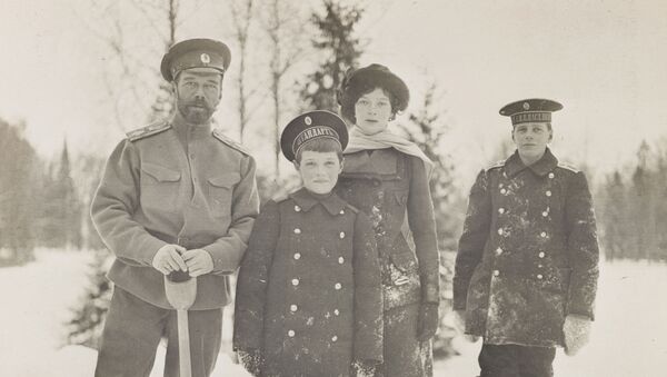 O imperador russo Nicolau II com as crianças em Tsarskoe Selo (Vila do Czar), 1915 - Sputnik Brasil