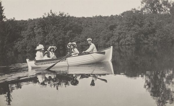 O imperador russo Nicolau II junto com sua família passeando de barco - Sputnik Brasil