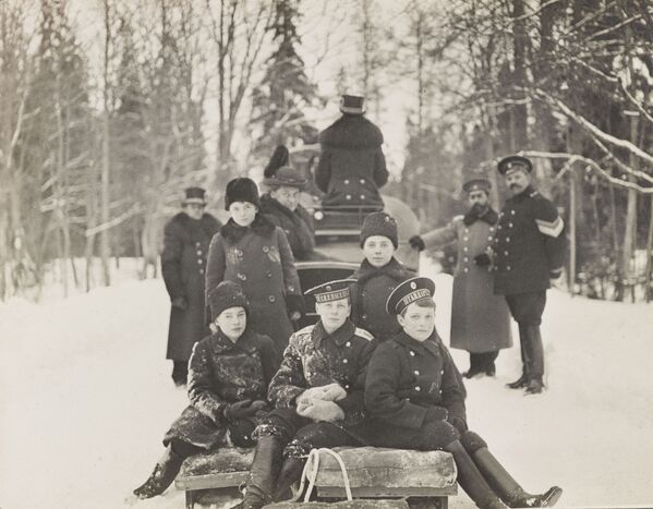 O filho do imperador Nicolau II, Alexei Romanov, brincando na neve com as crianças em Tsarskoe Selo, São Petersburgo, 1915 - Sputnik Brasil