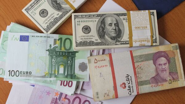 Notas de euros, dólares norte-americanos e rial iraniano - Sputnik Brasil
